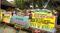 Karangan bunga berupa belasungkawa yang ditujukan kepada keluarga raja. Karangan bunga berupa belasungkawa yang ditujukan kepada keluarga raja.