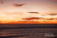 Kalau ada tempat yang menawarkan pengalaman berbeda menonton sunset, Pura Luhur Uluwatu jawabannya Kalau ada tempat yang menawarkan pengalaman berbeda menonton sunset, Pura Luhur Uluwatu jawabannya