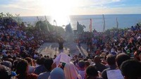 #dTravelerWithOPPOF5 mencari spot terbaik untuk menyaksikan pertunjukan tari kecak dengan background Samudera Hindia dan matahari yang akan terbenam #dTravelerWithOPPOF5 mencari spot terbaik untuk menyaksikan pertunjukan tari kecak dengan background Samudera Hindia dan matahari yang akan terbenam