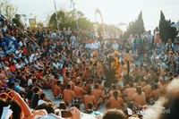 Pertunjukan tari kecak di Uluwatu, Bali mulai berlangsung di bawah teriknya matahari Pertunjukan tari kecak di Uluwatu, Bali mulai berlangsung di bawah teriknya matahari