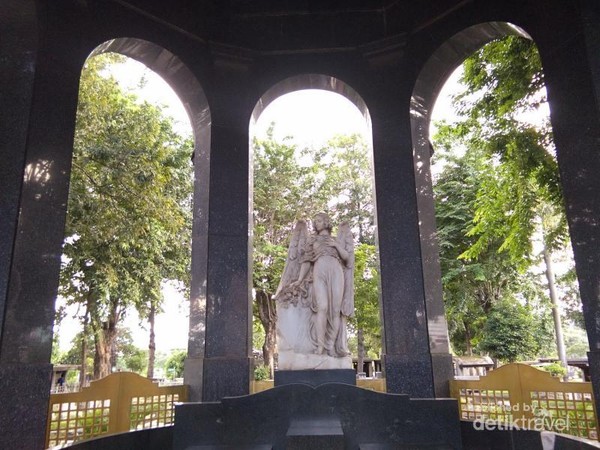 Berwisata Sejarah di Mausoleum, Berani?