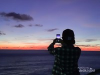 Mengabadikan langit senja saat blue hour di Pura Uluwatu dimulai dari pukul 18.30-19.30 WITA Mengabadikan langit senja saat blue hour di Pura Uluwatu dimulai dari pukul 18.30-19.30 WITA