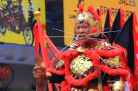 Tatung dengan asesoris besi panjang memenuhi wajah. Tatung dengan asesoris besi panjang memenuhi wajah.