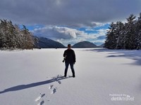 Jika anda berkunjung ke Eagle Lake Maine, United States anda bisa merasakan berdiri diatas danau yang beku. Jika anda berkunjung ke Eagle Lake Maine, United States anda bisa merasakan berdiri diatas danau yang beku.