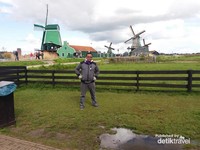 Latar Belakang Kincir Angin Latar Belakang Kincir Angin