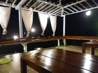 Bercengkerama sambil makan malam di lesehan kafe Bercengkerama sambil makan malam di lesehan kafe