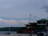 Terdapat banyak resor dan berbagai jenis penginapan yang bisa dipilih di sekitar pantai Terdapat banyak resor dan berbagai jenis penginapan yang bisa dipilih di sekitar pantai