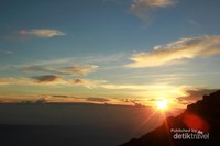 Sunrise dan Salat Subuh di lereng Mahameru Sunrise dan Salat Subuh di lereng Mahameru