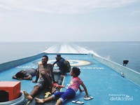 Curi semangat dari bahagianya penduduk setempat. Senyum warga sekitar menyadarkan kita bahwa bahagia itu sederhana. Kita harus belajar untuk bisa seperti ini Curi semangat dari bahagianya penduduk setempat. Senyum warga sekitar menyadarkan kita bahwa bahagia itu sederhana. Kita harus belajar untuk bisa seperti ini