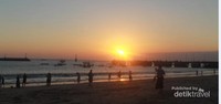 Suasana sunset di pinggir pantai Suasana sunset di pinggir pantai