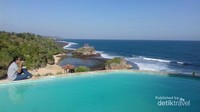 Secangkir kopi di bibir kolam laut Secangkir kopi di bibir kolam laut