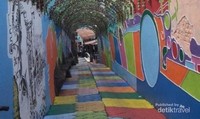 Jalan memasuki kampung warna-warni Jalan memasuki kampung warna-warni