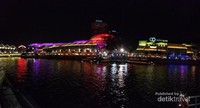 Menanti kapal di Dermaga Clarke Quay, biayanya SGD atau sekitar 270.000 Menanti kapal di Dermaga Clarke Quay, biayanya SGD atau sekitar 270.000