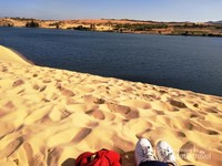 Oase di padang pasir? Bukan. Itu danau di tengah hamparan pasir putih di White Sand Dunes, Mui Ne Oase di padang pasir? Bukan. Itu danau di tengah hamparan pasir putih di White Sand Dunes, Mui Ne