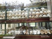 Sebagian kecil tengkorak kepala korban yang ditemukan, disimpan berdasar jenis penyiksaan Sebagian kecil tengkorak kepala korban yang ditemukan, disimpan berdasar jenis penyiksaan