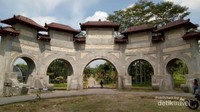 Gapura besar yang ada di kebun raya Gapura besar yang ada di kebun raya