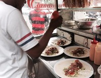 Kebab menjadi salah satu makanan andalan kawasan ini. Kebab menjadi salah satu makanan andalan kawasan ini.
