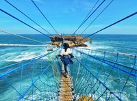 Menyeberang jembatan menuju Pulau Timang Menyeberang jembatan menuju Pulau Timang