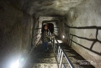 Tangga masuk menuju Lobang Jepang Tangga masuk menuju Lobang Jepang
