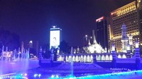 Masjid Jamek di malam hari tampil menawan dengan air mancurnya, dilihat dari tepi sungai Masjid Jamek di malam hari tampil menawan dengan air mancurnya, dilihat dari tepi sungai
