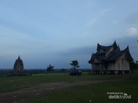 Rumah Gadang dan replika Candi dengan latar belakang pemandangan yang indah Rumah Gadang dan replika Candi dengan latar belakang pemandangan yang indah