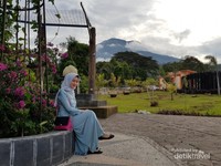 Gunung Dempo sebagai latar belakang. Gunung Dempo sebagai latar belakang.