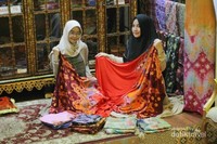Aneka motif dan warna kain Jumputan di Griya Tuan Kentang Aneka motif dan warna kain Jumputan di Griya Tuan Kentang