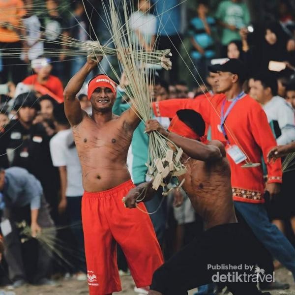 Tradisi Pukul Sapu di Maluku Tradisi Pukul Sapu di Maluku