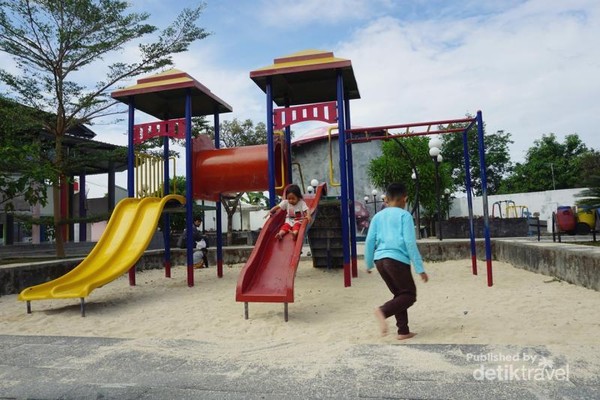 Weekend Sederhana Di Taman Pandan Alas Boyolali,High Resolution Plain Black Background Hd Images