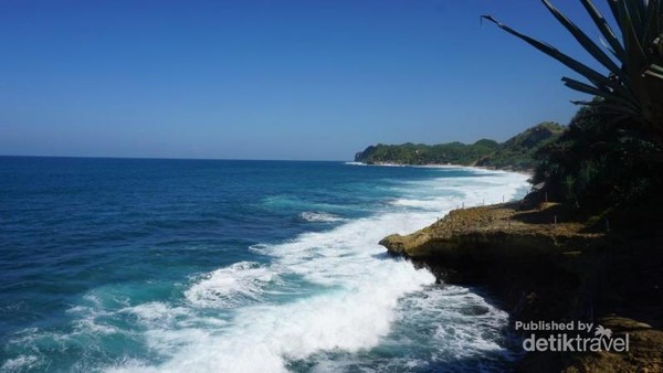 Dahsyatnya Deburan Ombak Pantai Banyu Tibo