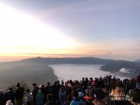 Detik-detik menantikan sunrise. Jangan lupa siapin perlengkapan buat motret Detik-detik menantikan sunrise. Jangan lupa siapin perlengkapan buat motret