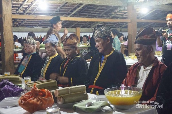 Orom Sasadu, Upacara Makan Bersama Roh Leluhur