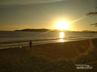 Menikmati sunset kala senja yang indah di Pantai muaro bantiang. Menikmati sunset kala senja yang indah di Pantai muaro bantiang.
