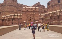 Akbar Gate atau Amar Singh Gate merupakan pintu masuk ke dalam Agra Fort. Akbar Gate atau Amar Singh Gate merupakan pintu masuk ke dalam Agra Fort.
