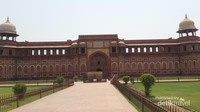 Jahangiri Mahal dengan tempat pemandian mangkuk raksasa di depannya. Merupakan istana untuk para wanita kerabat kerajaan. Dibangun oleh Akbar.