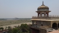 Muasamman Burj dengan pemandangan Taj Mahal di seberangnya. Konon disinilah tempat Shah Jahan meninggal.