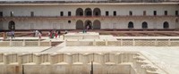 Agra Fort mencakup area seluas 38 Hektar. Dari 500 bangunan yang ada, tersisa hanya 30 saja. Agra Fort telah ditetapkan sebagai situs warisan dunia oleh UNESCO pada tahun 1984.