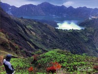 Menikmati Indahnya Danau Sagara Anak RInjani Dari Plawangan Sembalun Menikmati Indahnya Danau Sagara Anak RInjani Dari Plawangan Sembalun
