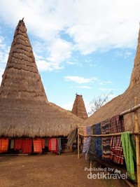 Rumah adat dan kain tenun di Desa Adat Ratenggaro Rumah adat dan kain tenun di Desa Adat Ratenggaro