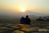 Menyaksikan sunrise bersama istri tercinta Menyaksikan sunrise bersama istri tercinta