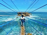Menyeberangi jembatan di Pantai Timang Menyeberangi jembatan di Pantai Timang