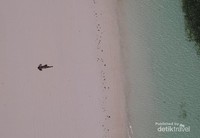 Pantai Tanjung Bira masih tergolong sepi sangat nyaman untuk dikunjungi. Membuat kamu sangat rilaks serasa pantai sendiri Pantai Tanjung Bira masih tergolong sepi sangat nyaman untuk dikunjungi. Membuat kamu sangat rilaks serasa pantai sendiri