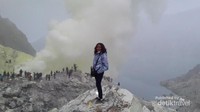 Kawah Ijen dengan kepulan asap belerang terletak di puncak Gunung Ijen Kawah Ijen dengan kepulan asap belerang terletak di puncak Gunung Ijen