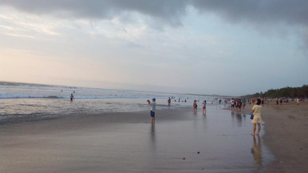 Menikmati Pantai Sejuta Turis Di Bali