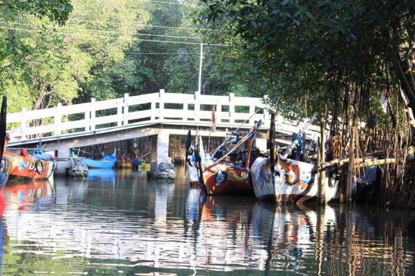 Sekitar Wedung Pantai Onggojoyo Alternatif Wisata Kota Wali