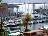 Kapal-kapal di Pelabuhan Napoli Kapal-kapal di Pelabuhan Napoli