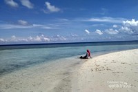Santai di pasir putih Pulau Tinabo Santai di pasir putih Pulau Tinabo