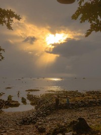 Ini adalah pemandangan laut di depan penginapanku. Ini adalah pemandangan laut di depan penginapanku.
