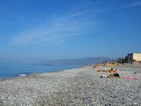 Di musim panas, pantai di Paola dipenuhi warga lokal yang berjemur. Di musim panas, pantai di Paola dipenuhi warga lokal yang berjemur.