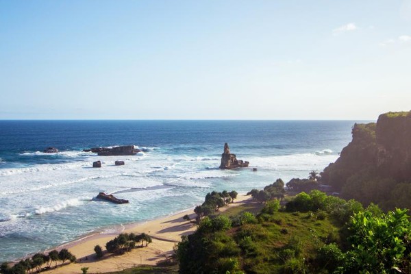 Batu Karang Unik Yang Jadi Ikon Pantai Buyutan